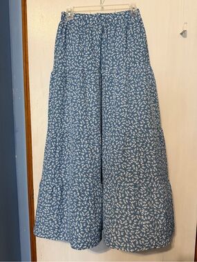 Women’s Blue & Cross white Floral Tiered, Wide Leg Pants, Size Medium - 8